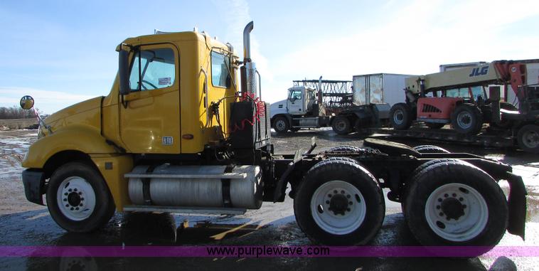 image for item I6670 2004 Freightliner Columbia semi truck