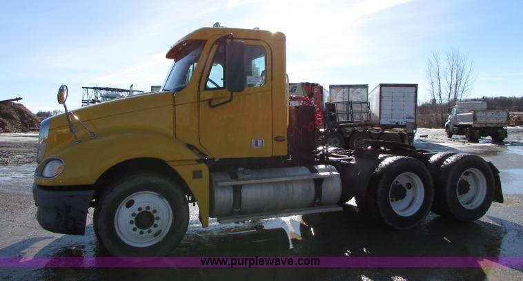 image for item I6670 2004 Freightliner Columbia semi truck