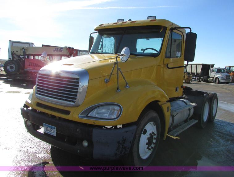 image for item I6670 2004 Freightliner Columbia semi truck