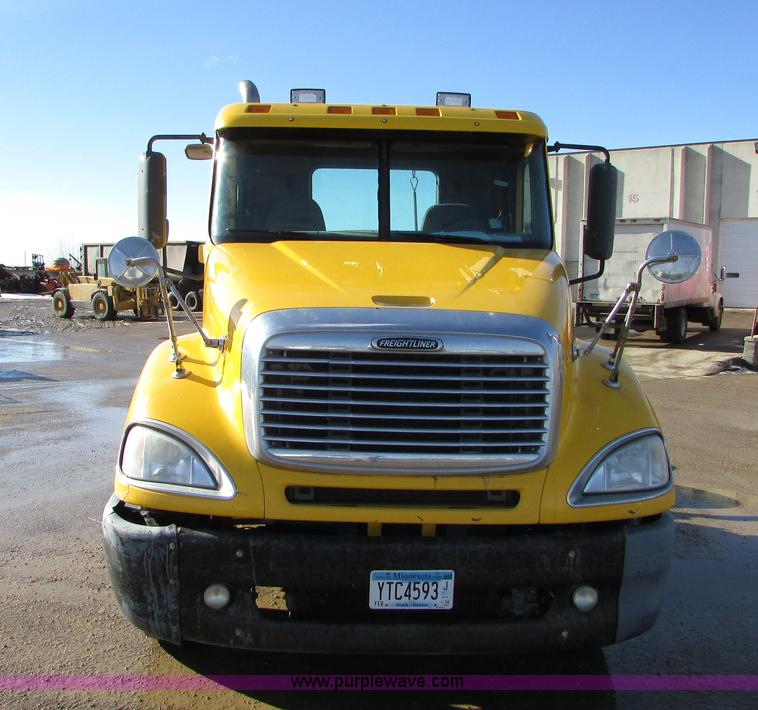 image for item I6670 2004 Freightliner Columbia semi truck