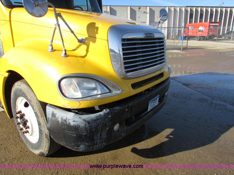 image for item I6670 2004 Freightliner Columbia semi truck