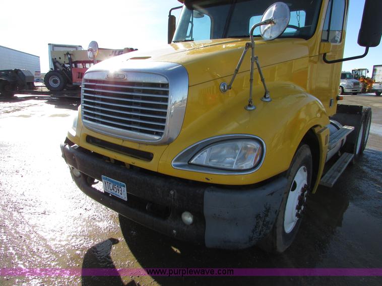 image for item I6670 2004 Freightliner Columbia semi truck