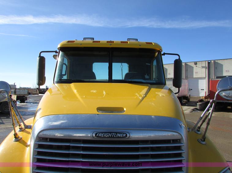 image for item I6670 2004 Freightliner Columbia semi truck
