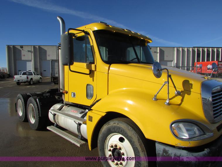 image for item I6670 2004 Freightliner Columbia semi truck