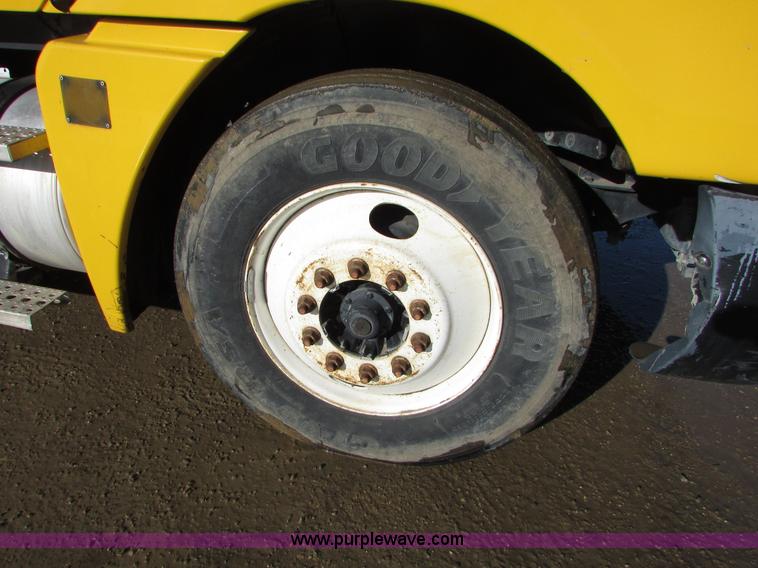 image for item I6670 2004 Freightliner Columbia semi truck