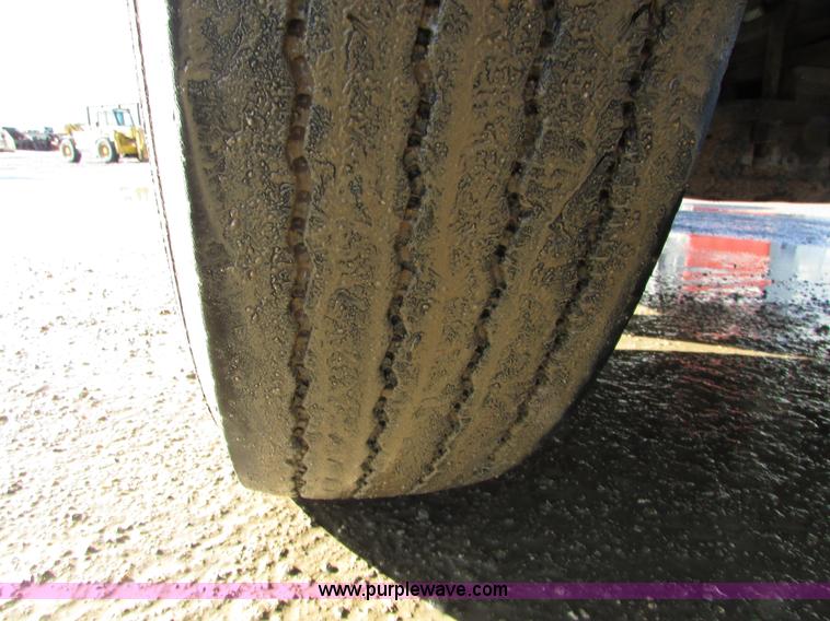 image for item I6670 2004 Freightliner Columbia semi truck