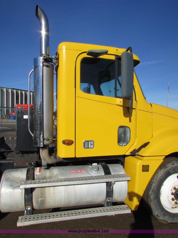 image for item I6670 2004 Freightliner Columbia semi truck