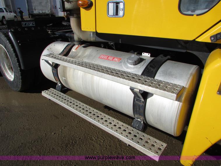 image for item I6670 2004 Freightliner Columbia semi truck