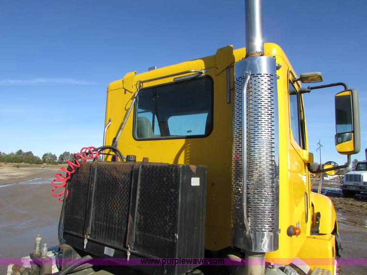 image for item I6670 2004 Freightliner Columbia semi truck