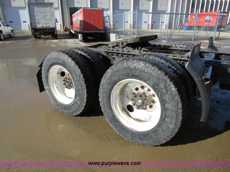 image for item I6670 2004 Freightliner Columbia semi truck