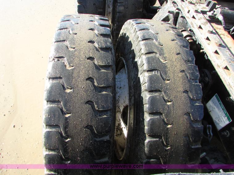 image for item I6670 2004 Freightliner Columbia semi truck