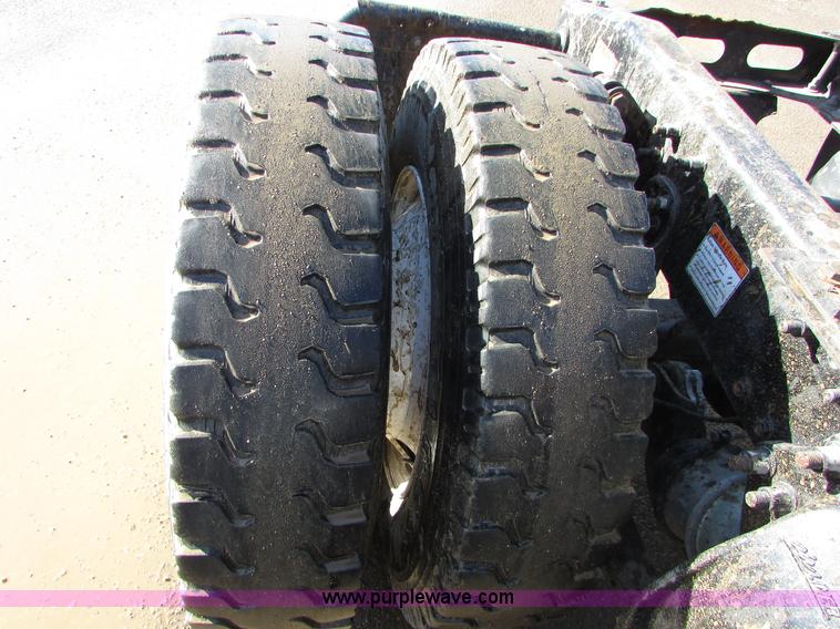 image for item I6670 2004 Freightliner Columbia semi truck