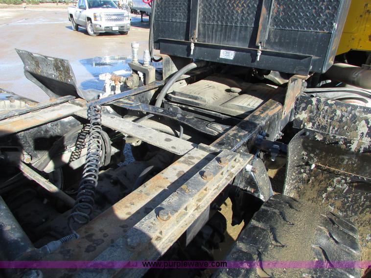 image for item I6670 2004 Freightliner Columbia semi truck