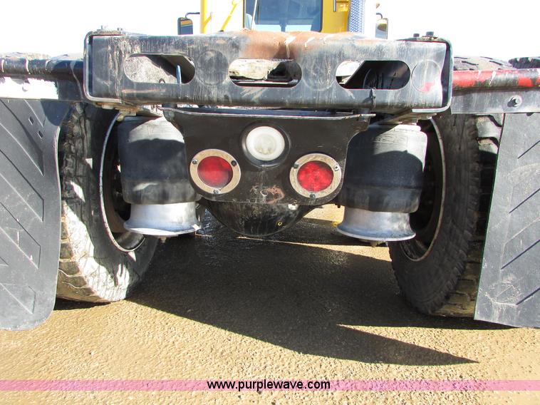 image for item I6670 2004 Freightliner Columbia semi truck