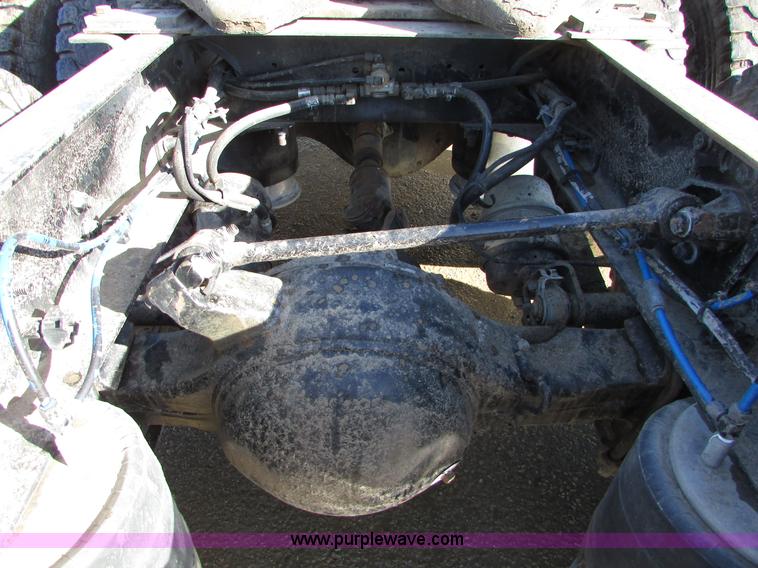 image for item I6670 2004 Freightliner Columbia semi truck