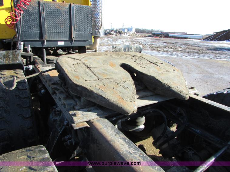 image for item I6670 2004 Freightliner Columbia semi truck