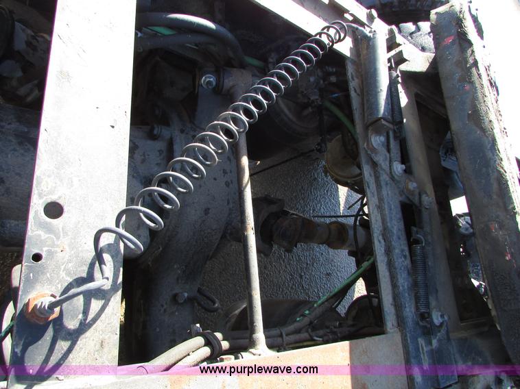 image for item I6670 2004 Freightliner Columbia semi truck