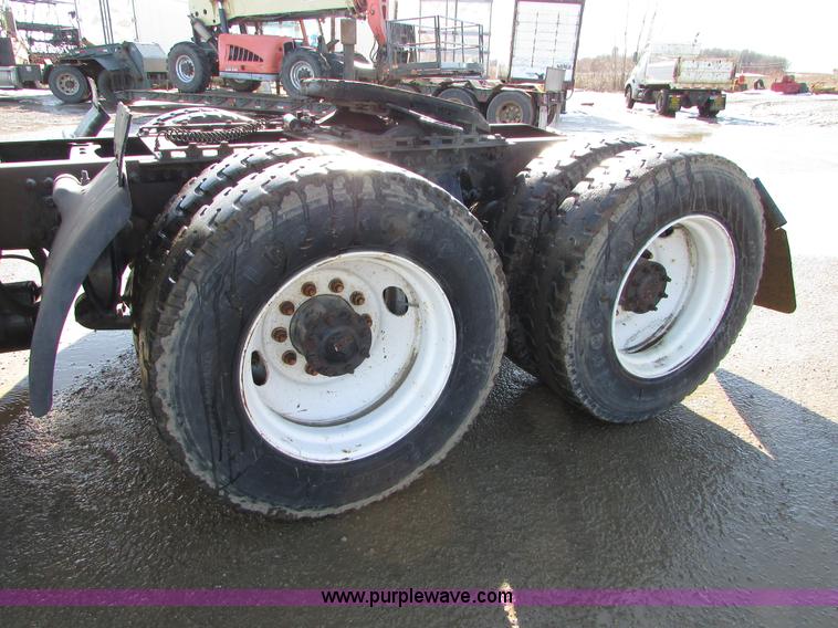 image for item I6670 2004 Freightliner Columbia semi truck