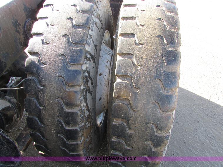 image for item I6670 2004 Freightliner Columbia semi truck