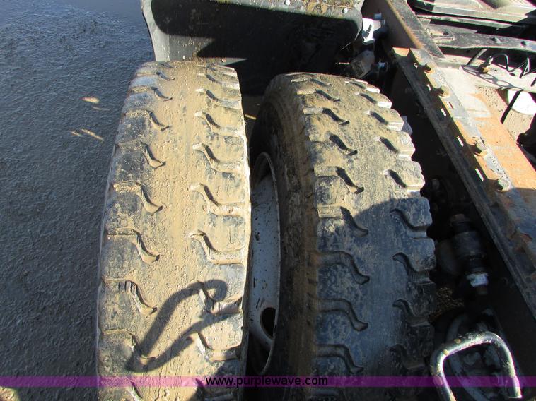 image for item I6670 2004 Freightliner Columbia semi truck