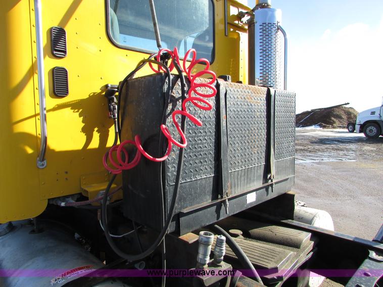 image for item I6670 2004 Freightliner Columbia semi truck