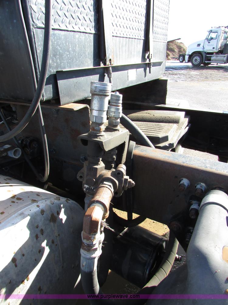 image for item I6670 2004 Freightliner Columbia semi truck