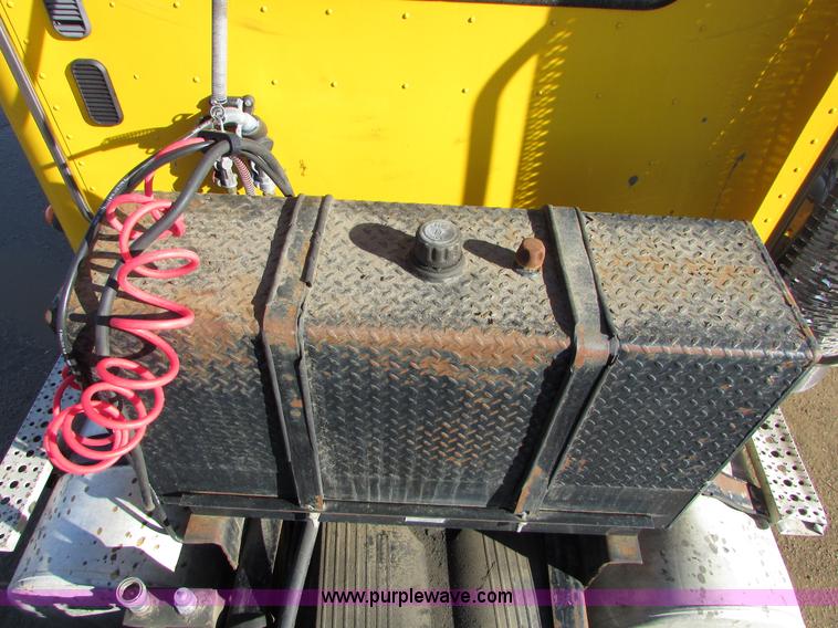 image for item I6670 2004 Freightliner Columbia semi truck