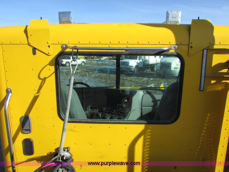 image for item I6670 2004 Freightliner Columbia semi truck