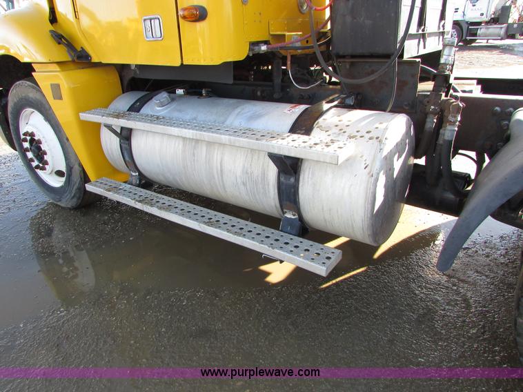 image for item I6670 2004 Freightliner Columbia semi truck