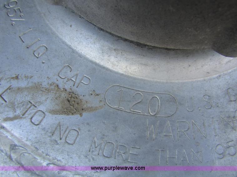 image for item I6670 2004 Freightliner Columbia semi truck