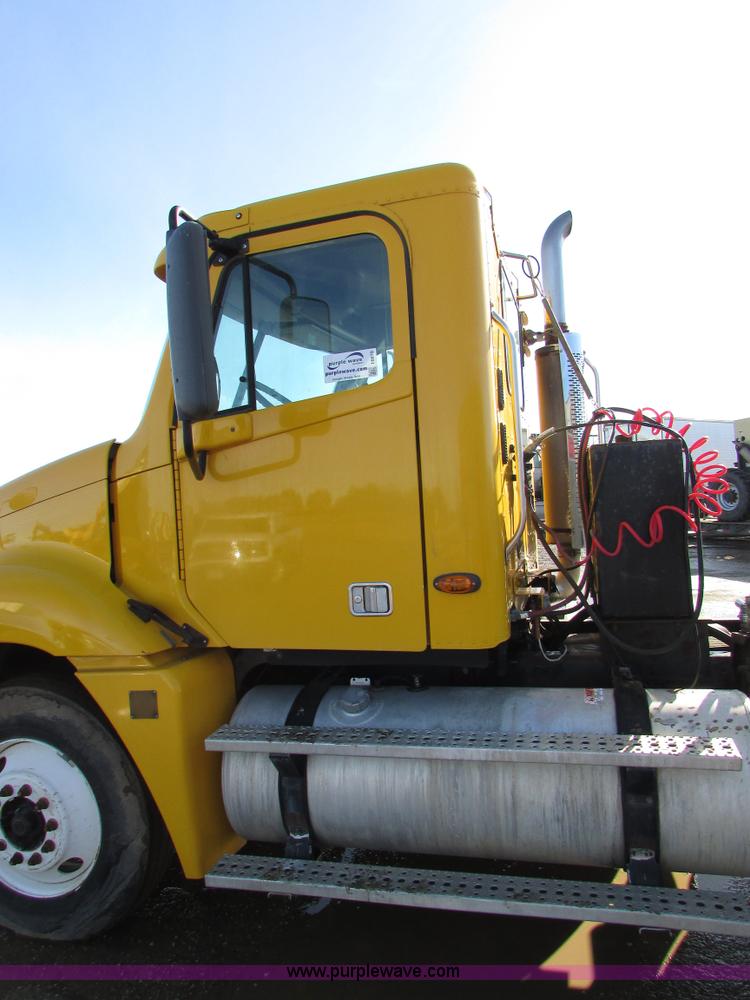 image for item I6670 2004 Freightliner Columbia semi truck