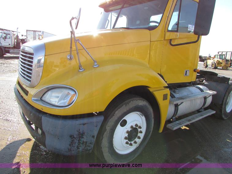 image for item I6670 2004 Freightliner Columbia semi truck