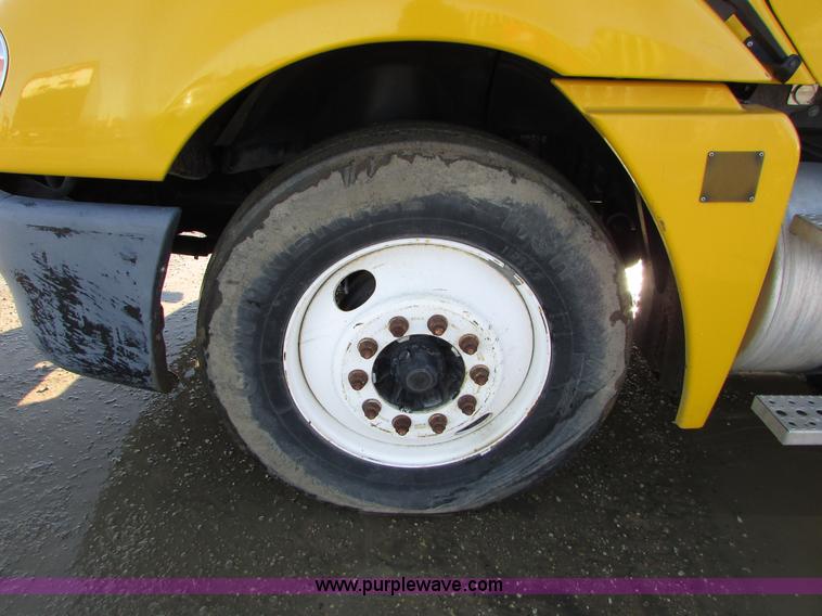 image for item I6670 2004 Freightliner Columbia semi truck