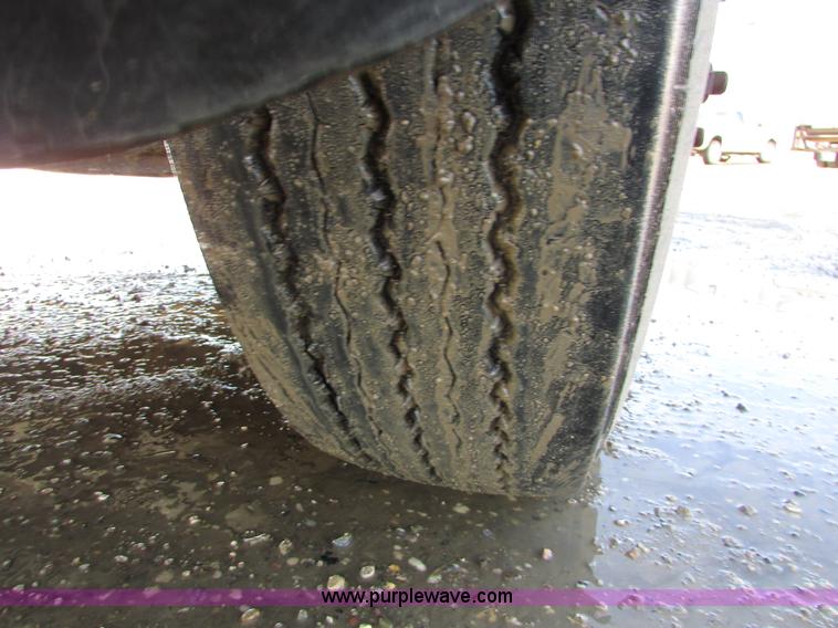 image for item I6670 2004 Freightliner Columbia semi truck