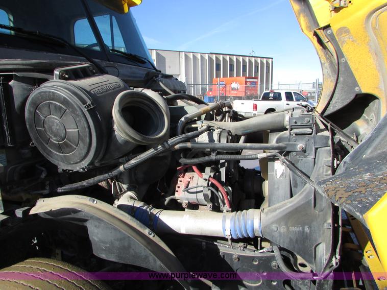 image for item I6670 2004 Freightliner Columbia semi truck