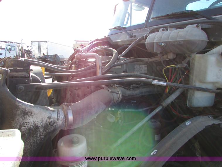 image for item I6670 2004 Freightliner Columbia semi truck