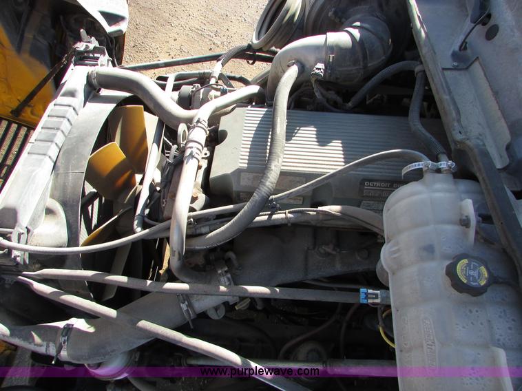 image for item I6670 2004 Freightliner Columbia semi truck