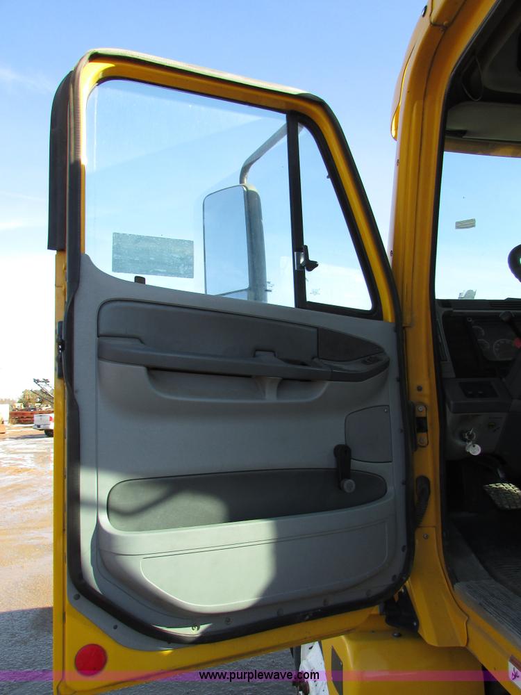 image for item I6670 2004 Freightliner Columbia semi truck