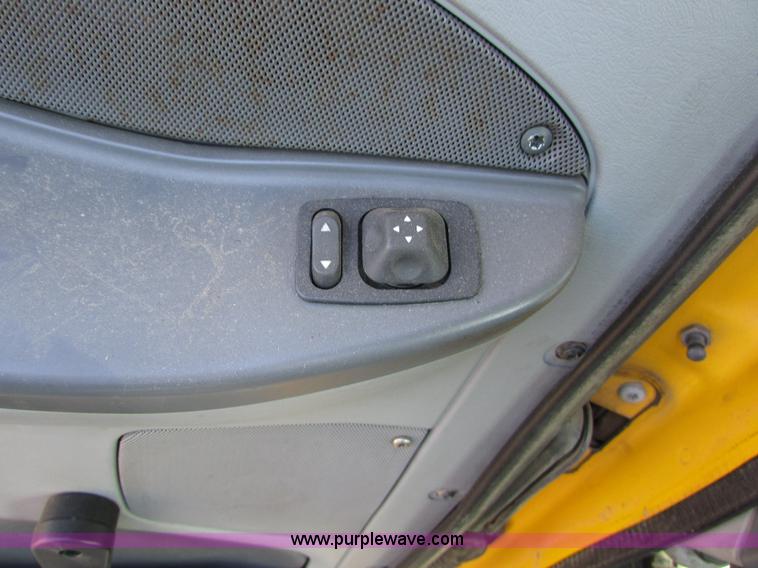 image for item I6670 2004 Freightliner Columbia semi truck