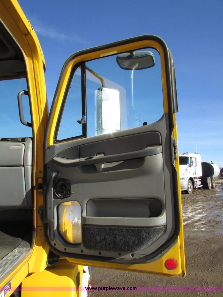 image for item I6670 2004 Freightliner Columbia semi truck