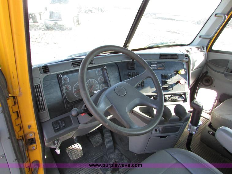 image for item I6670 2004 Freightliner Columbia semi truck