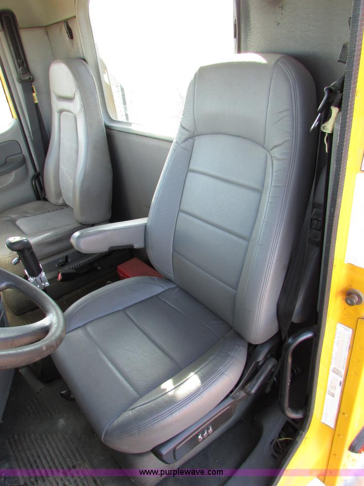 image for item I6670 2004 Freightliner Columbia semi truck