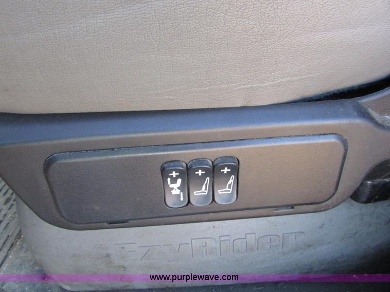 image for item I6670 2004 Freightliner Columbia semi truck