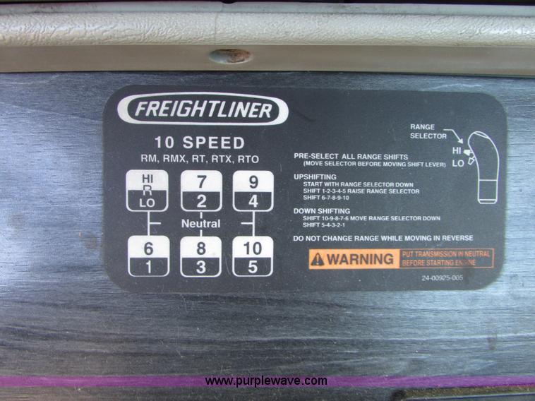 image for item I6670 2004 Freightliner Columbia semi truck