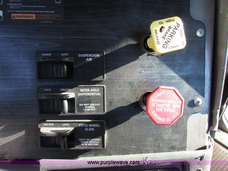 image for item I6670 2004 Freightliner Columbia semi truck