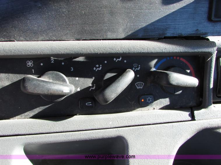 image for item I6670 2004 Freightliner Columbia semi truck