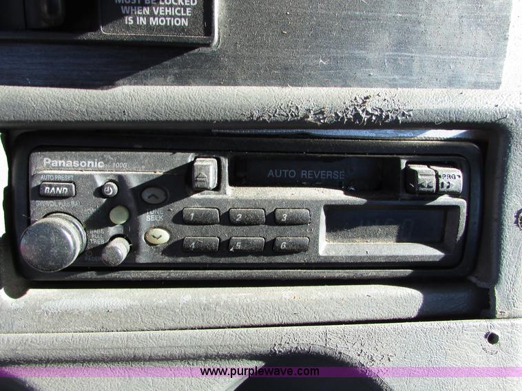 image for item I6670 2004 Freightliner Columbia semi truck