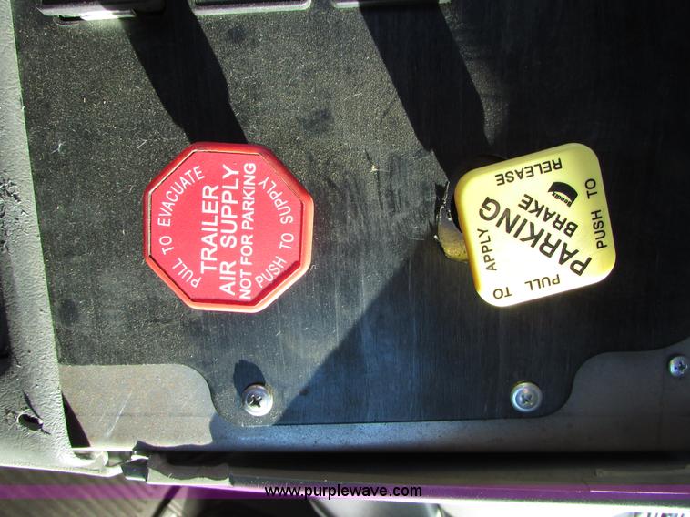 image for item I6670 2004 Freightliner Columbia semi truck