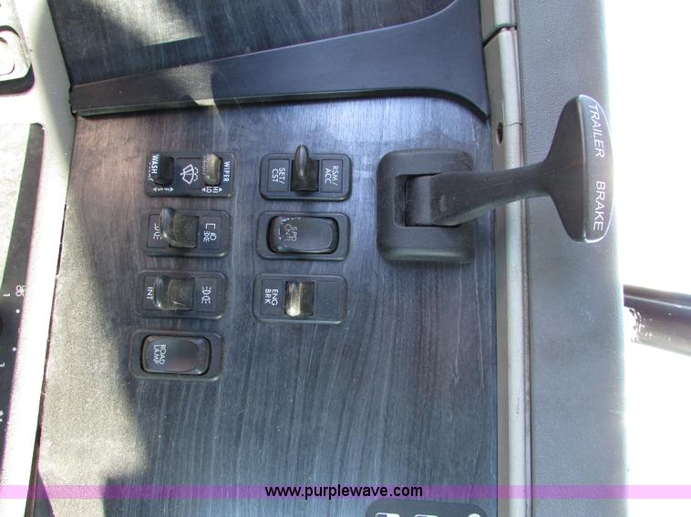 image for item I6670 2004 Freightliner Columbia semi truck