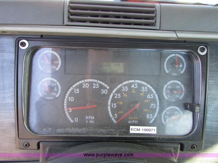 image for item I6670 2004 Freightliner Columbia semi truck